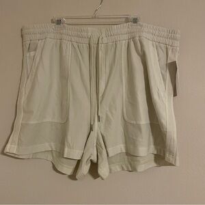 Athleta Farallon Short Ivory/Cream Size 24 NWT